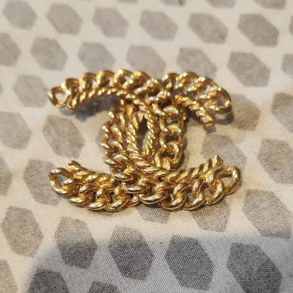 Vintage CHANEL Twisted Gold Chain Emblem (Need Fixing)